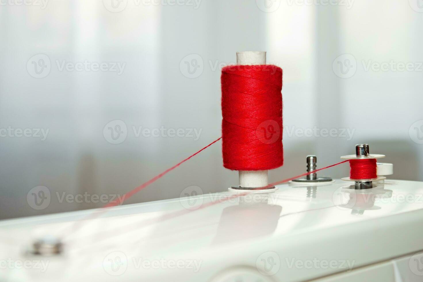 de coser accesorios, carrete y rojo hilo foto
