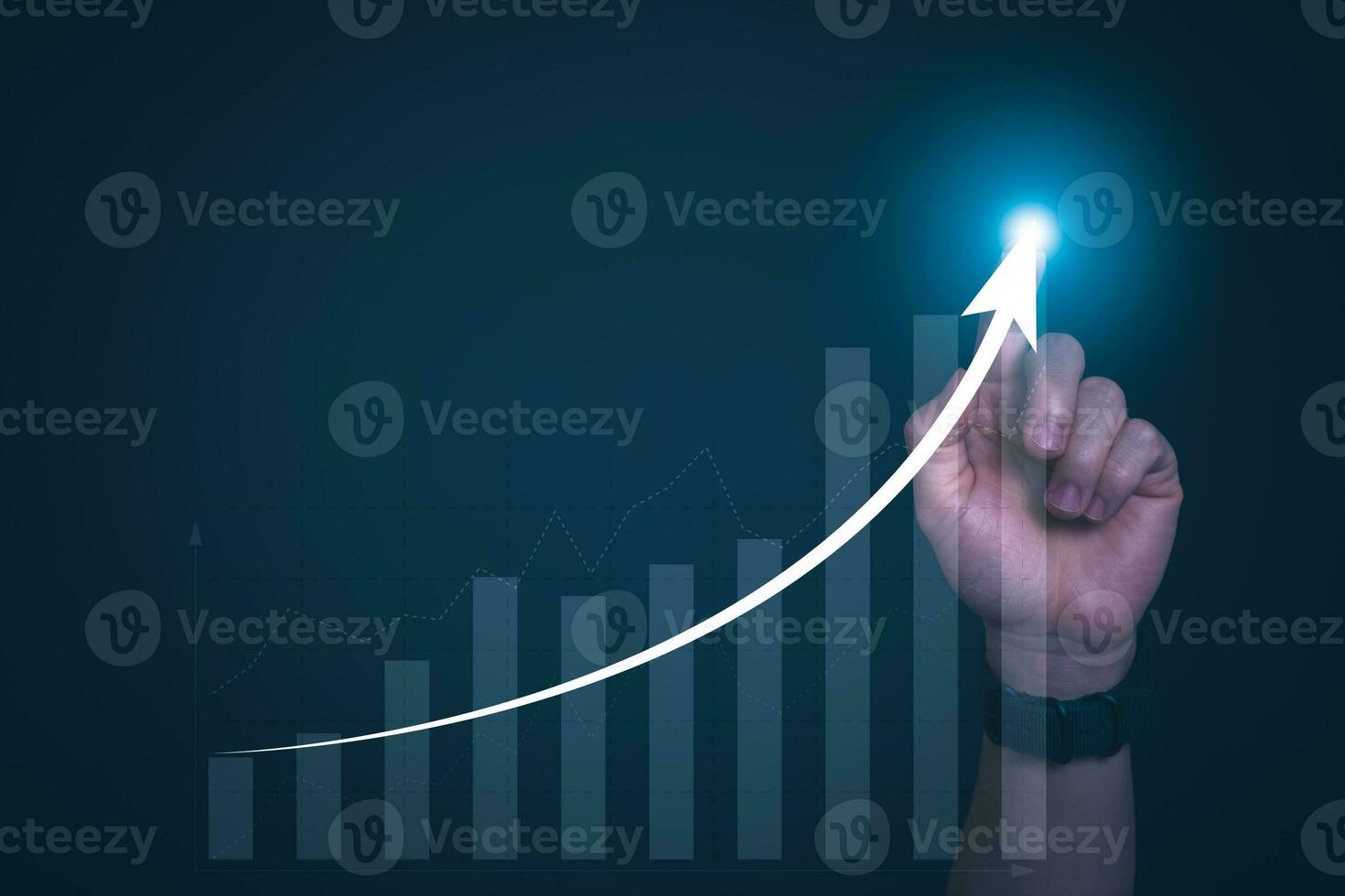 empresario demostración un gráfico y continuo crecimiento de el negocio, inversión fondos en el valores mercado, y digital activos, analizando valores gráfico financiero datos. y forex comercio, digital márketing foto