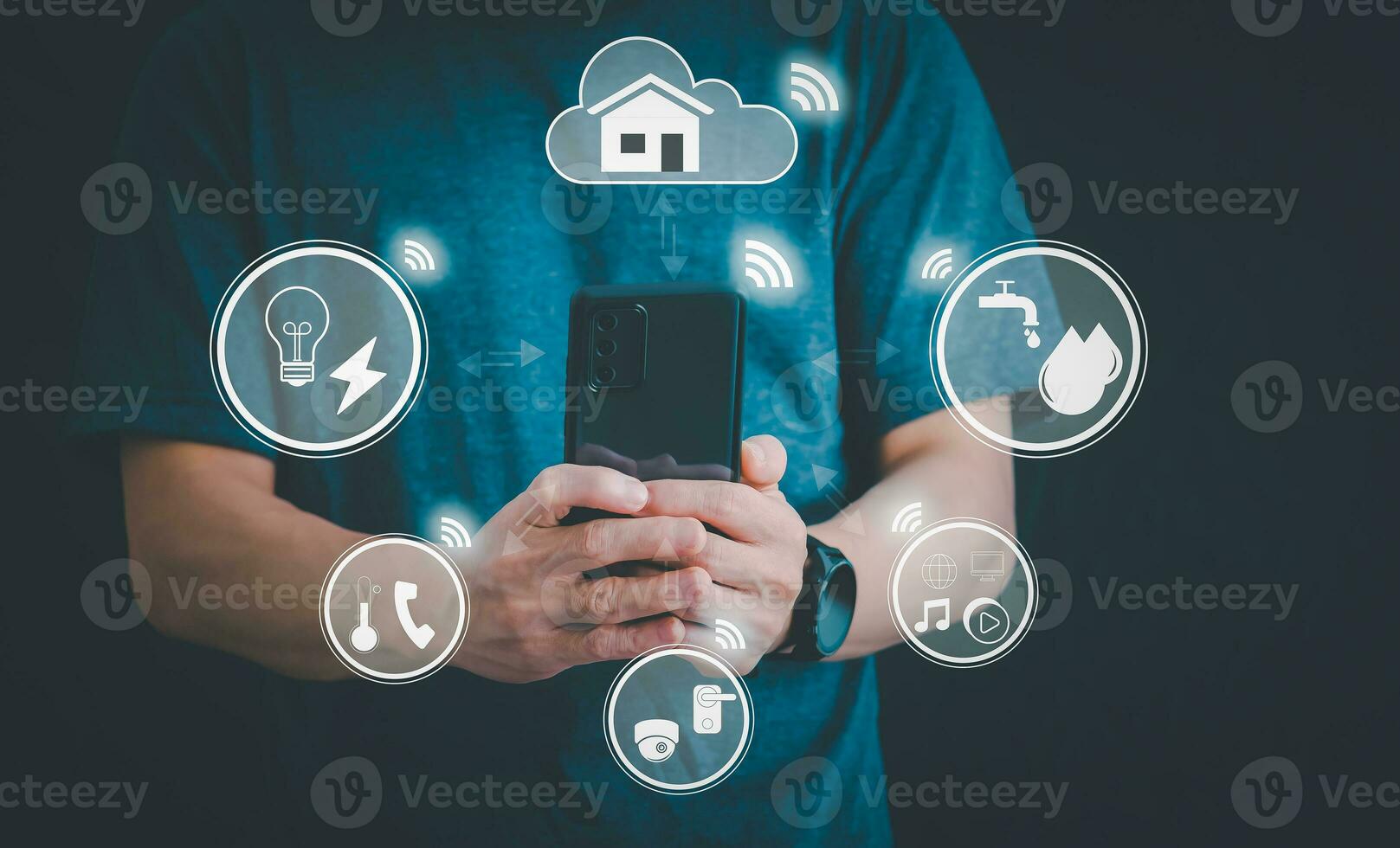 hombre utilizando un teléfono inteligente, controlador un inteligente hogar automatización sistema futurista interfaz en un virtual pantalla automatización tecnología de cosas, concepto datos conexión con tecnología Internet. foto