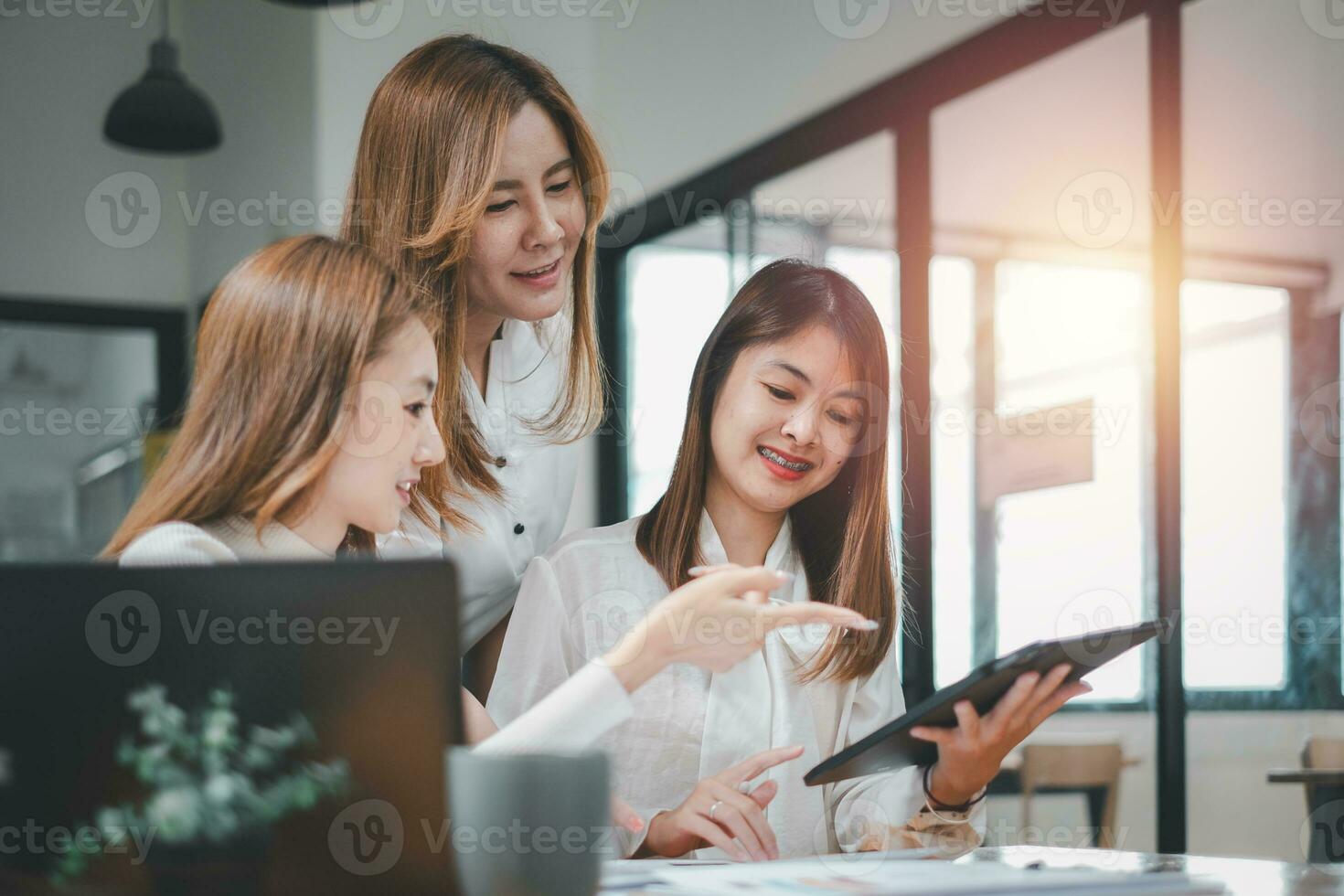 hembra operaciones gerente sostiene reunión presentación para un equipo de economistas asiático mujer usos negocio papel con crecimiento análisis, gráficos, Estadísticas y datos. foto