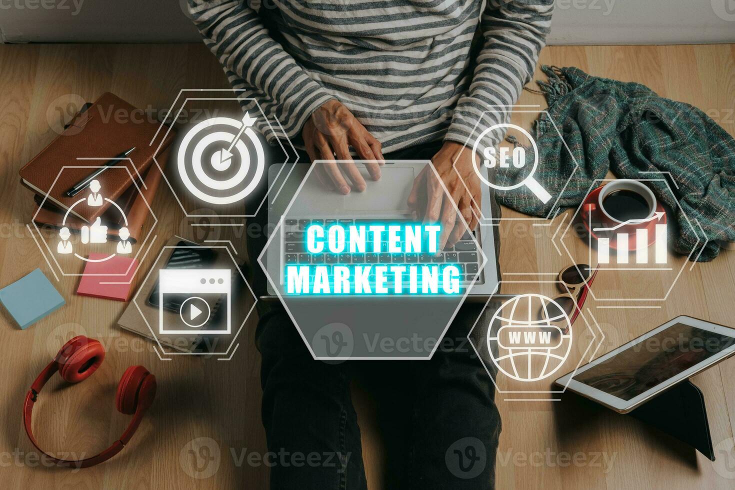 contenido márketing concepto, persona utilizando ordenador portátil computadora con contenido márketing icono en virtual pantalla fondo, social medios de comunicación, publicidad, comercial, marca. foto