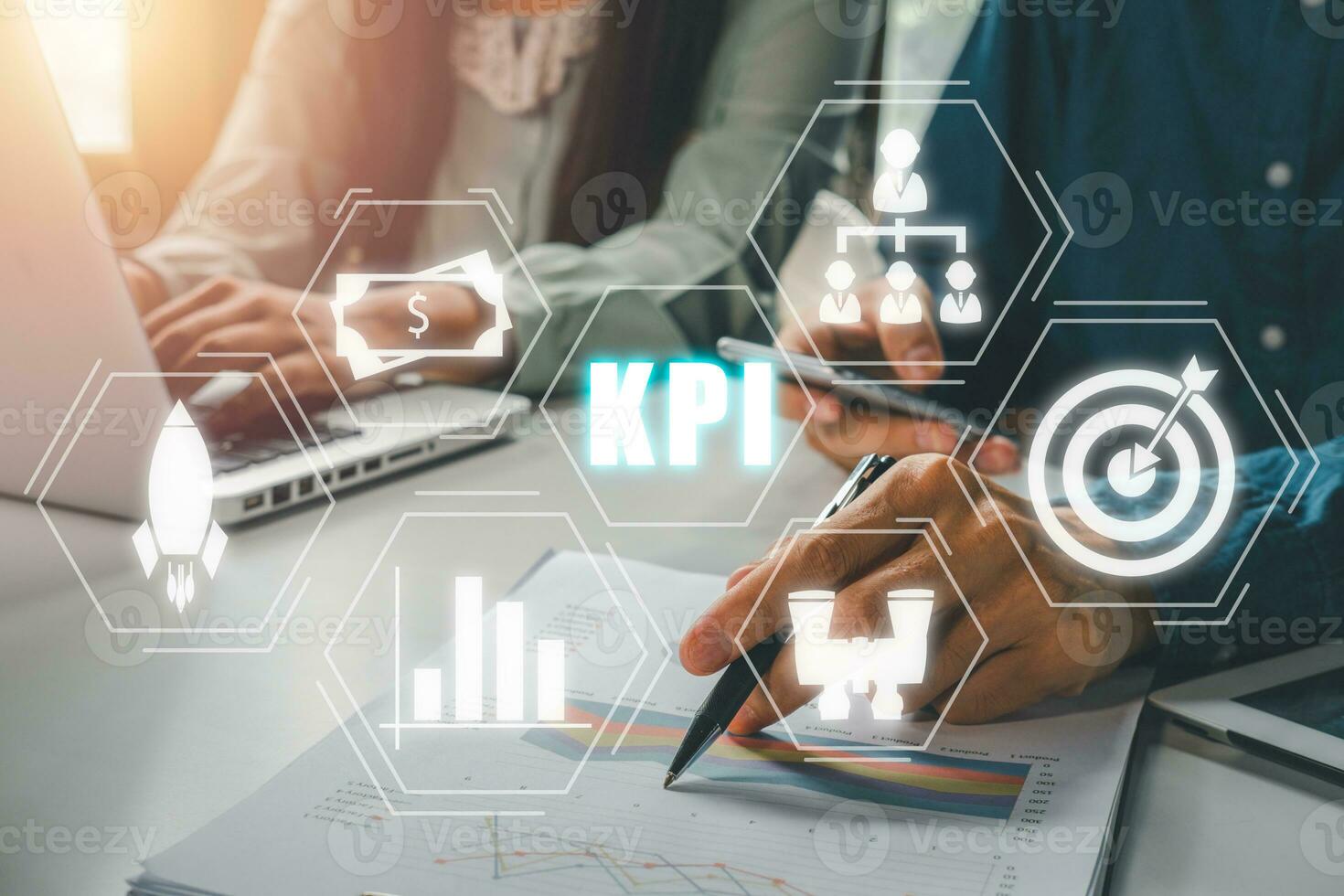 kpi llave actuación indicador negocio y industrial análisis concepto, negocio persona equipo trabajando en ordenador portátil computadora con vr pantalla kpi icono. foto