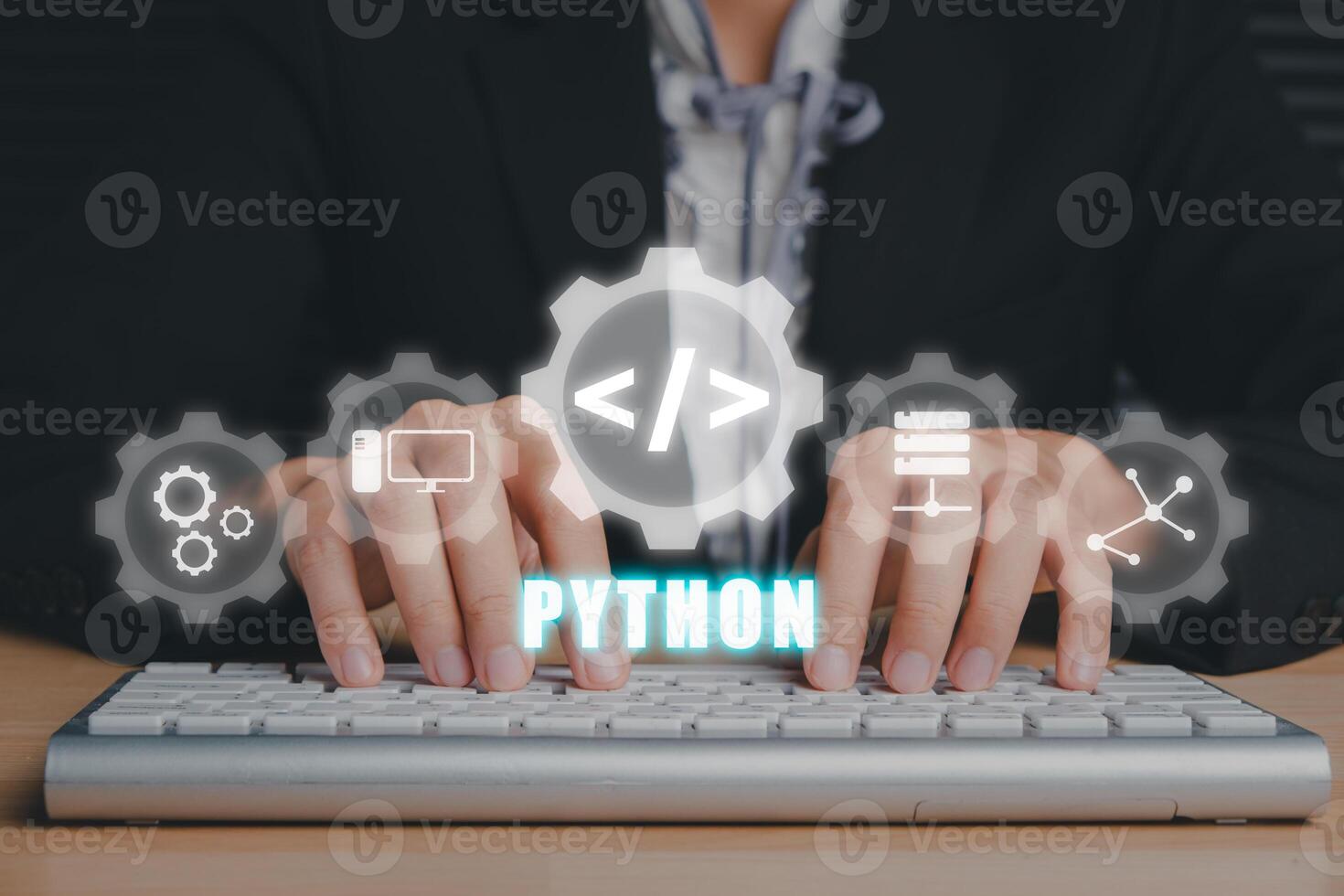 pitón programación idioma, mujer mano mecanografía teclado con pitón programación icono en virtual pantalla, solicitud y web desarrollo concepto. foto