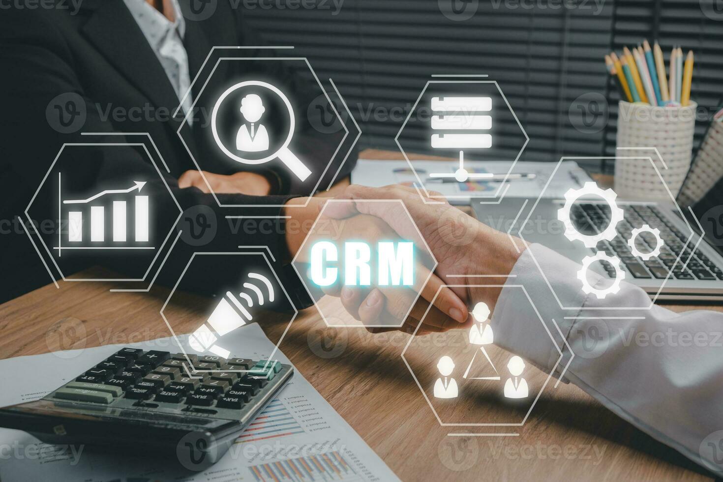 crm cliente relación administración negocio Internet tecnología concepto, empresario haciendo apretón de manos con su compañero en oficina escritorio con crm icono en vr pantalla foto