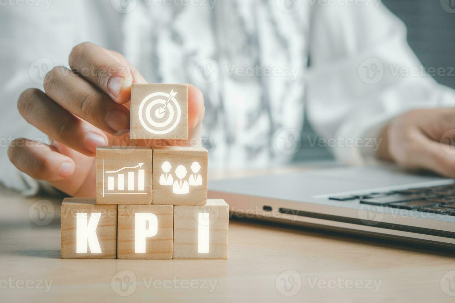 kpi llave actuación indicador negocio y industrial análisis concepto, persona mano participación de madera bloquear con kpi icono en virtual pantalla. foto