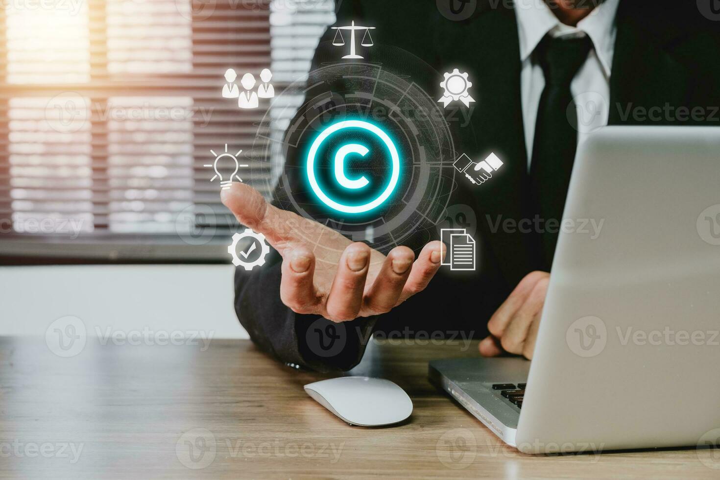 derechos de autor o patentar concepto, negocio persona mano participación vr pantalla derechos de autor icono con azul bokeh fondo, copyleft marca comercial licencia, creación propiedad en contra piratería delito. foto