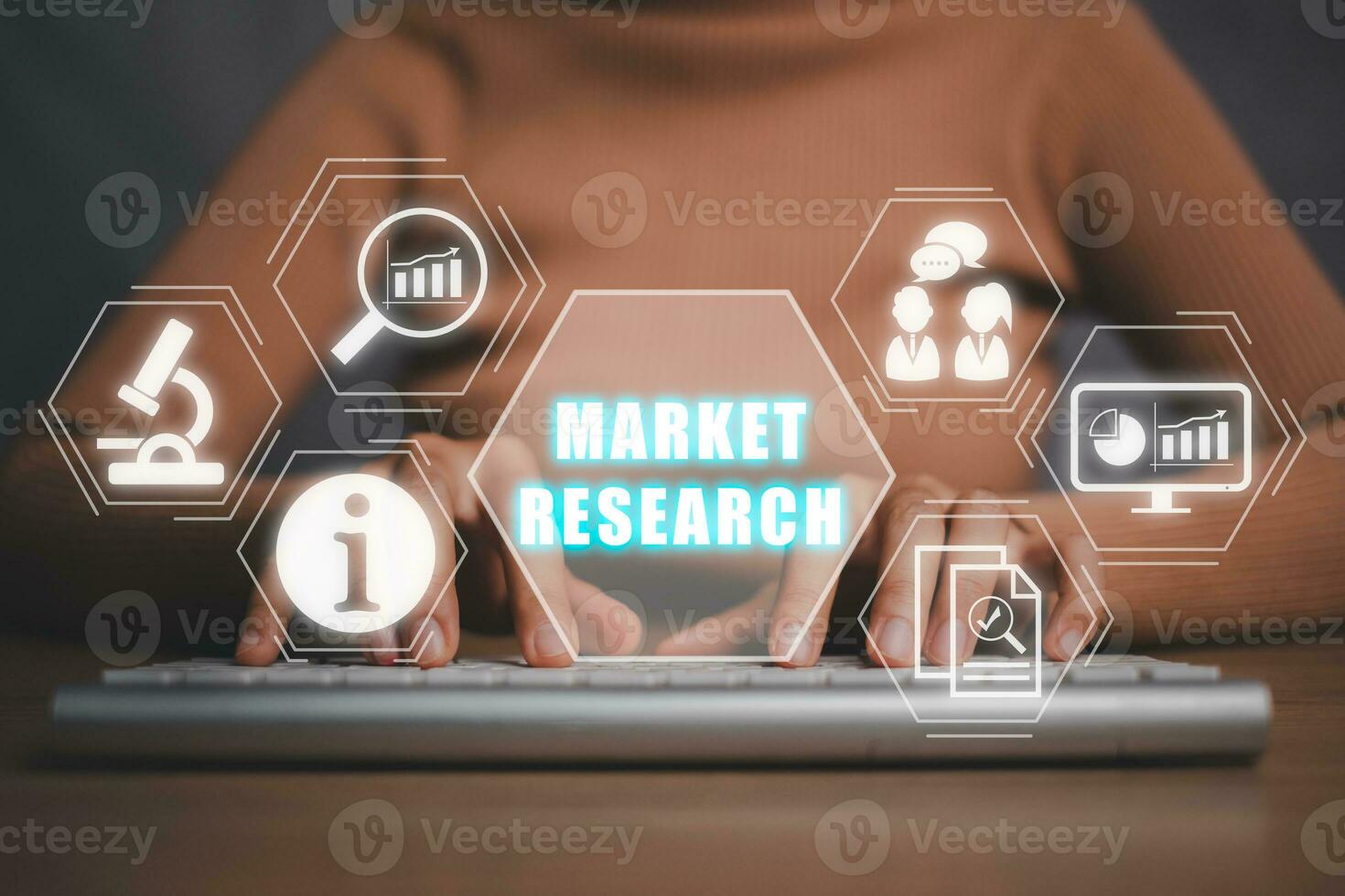 mercado investigación concepto, negocio mujer mecanografía en teclado computadora con mercado investigación icono en virtual pantalla. foto