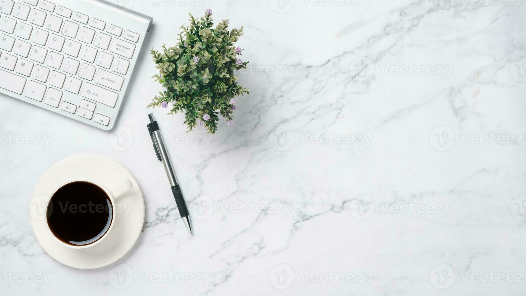 blanco oficina escritorio con teclado, bolígrafo y taza de café, parte superior ver con Copiar espacio, plano poner. foto