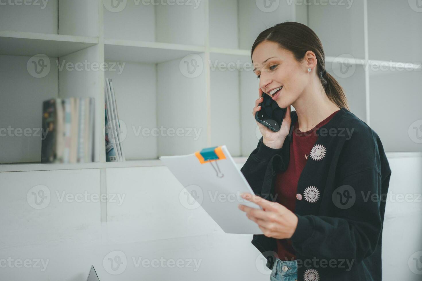 mujer de negocios trabajando en pilas de papel archivos para buscando y comprobación inconcluso documento logra en carpetas documentos a ocupado trabajo escritorio oficina foto