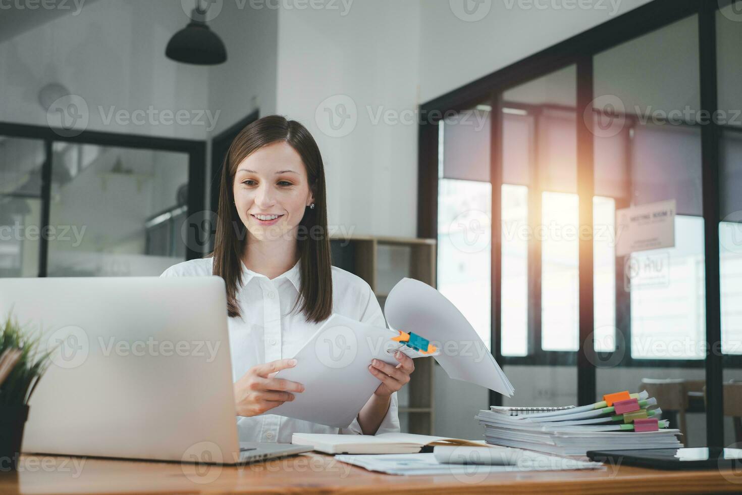 mujer de negocios trabajando en pilas de papel archivos para buscando y comprobación inconcluso documento logra en carpetas documentos a ocupado trabajo escritorio oficina foto