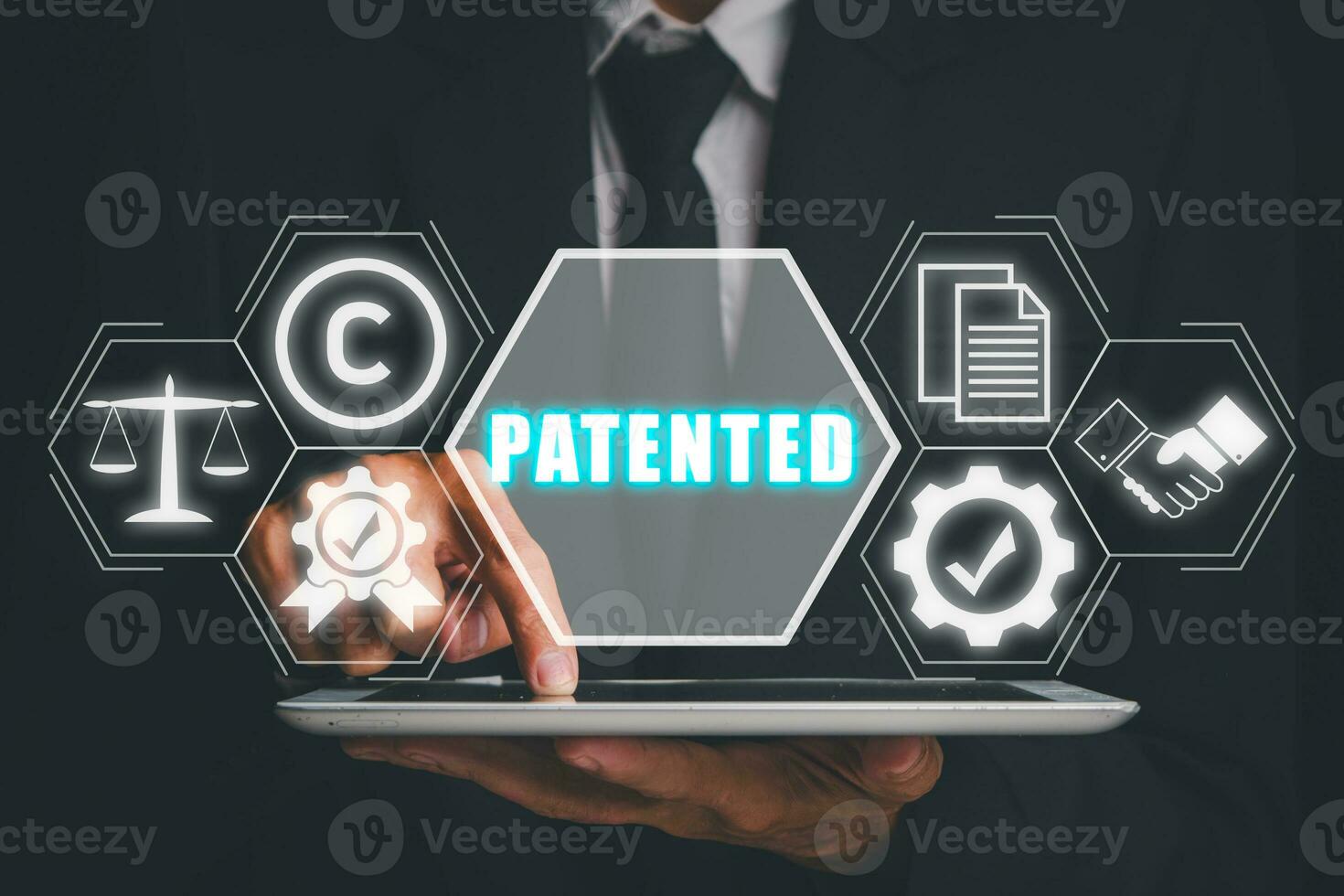 patentado concepto, empresario trabajando en tableta computadora con patentado icono en virtual pantalla. foto