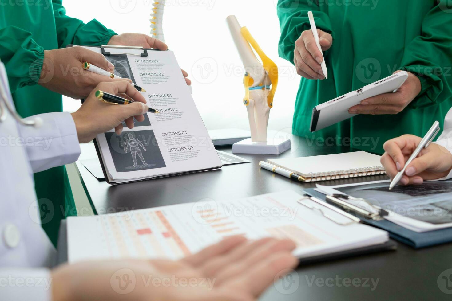 el médico Uniones un reunión con el del cirujano equipo a discutir un plan para cáncer cirugía después el médico equipo detecta cáncer. colaborativo concepto de un equipo doctores y cirujanos en cirugía. foto