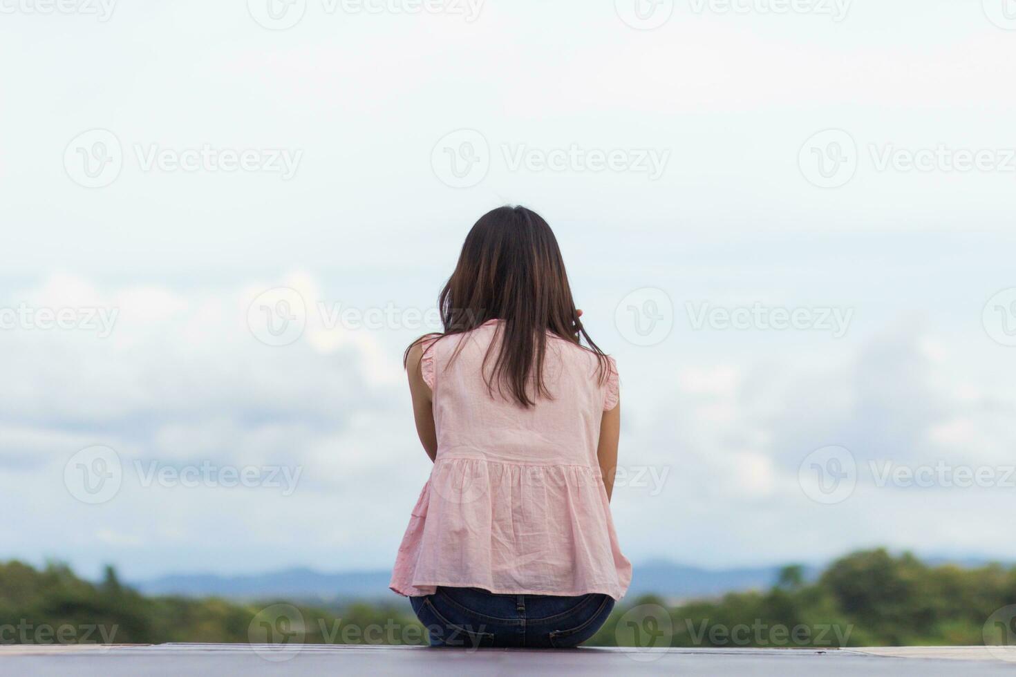 espalda escena de mujer solo con sensación solitario y Deprimido en borroso antecedentes de hermosa naturaleza paisaje . concepto de mujer quien tenido a ser solo en pasado estaba Deprimido cuando ella encontrado problemas foto