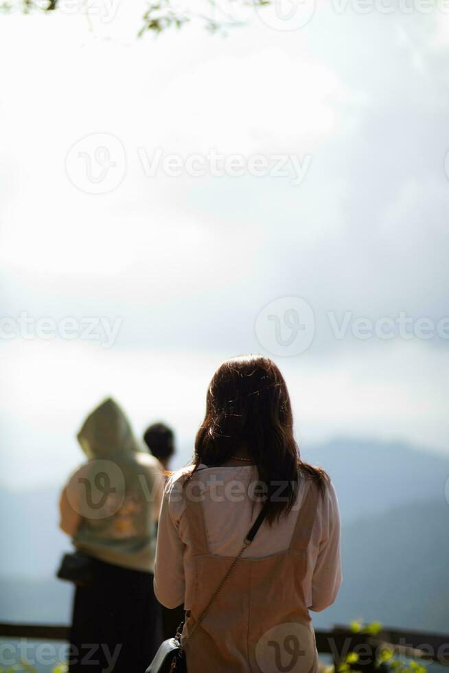 espalda escena de mujer solo con sensación solitario y Deprimido en borroso antecedentes de hermosa naturaleza paisaje . concepto de mujer quien tenido a ser solo en pasado estaba Deprimido cuando ella encontrado problemas foto