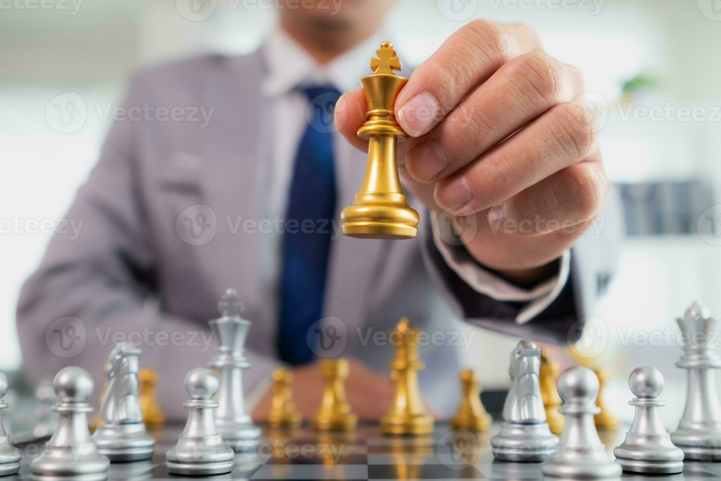 joven empresario planificación victorioso ajedrez moverse en juego de ajedrez representando exitoso y victorioso negocio camino. ajedrez concepto representando estratégico negocio estrategia a lograr victoria. foto