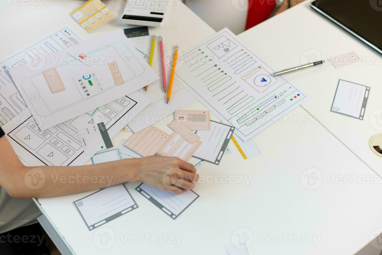Mobile application developers are designing a ux ui system to make the display on the phone screen go smoothly because the ux ui system in a mobile phone affects the operation of various applications. photo