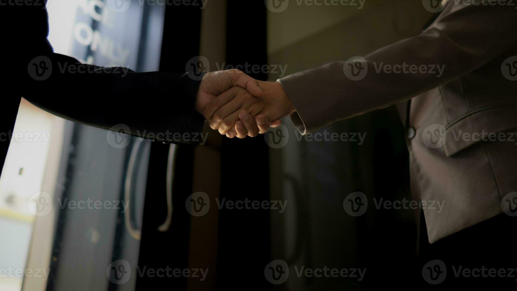 Businessmen and investors shake hands after attending  meeting with advisory team after receiving advice from  advisory team about jointly invested business. Businessmen Team handshake concept photo