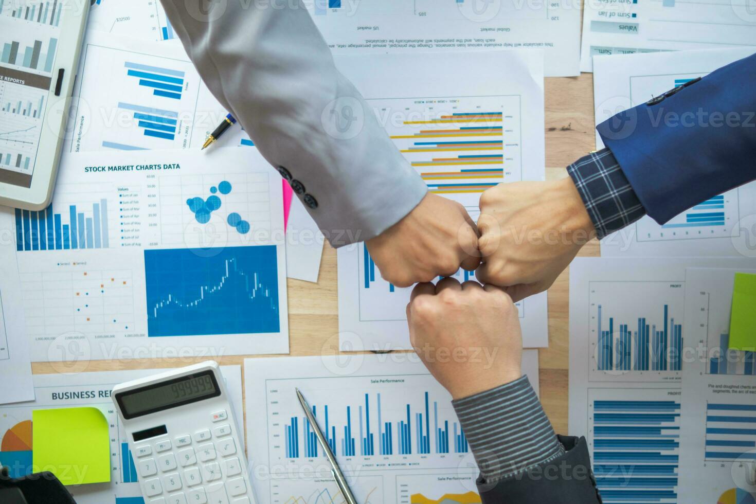 Businessmen and investors shake hands after attending  meeting with advisory team after receiving advice from  advisory team about jointly invested business. Businessmen Team handshake concept photo