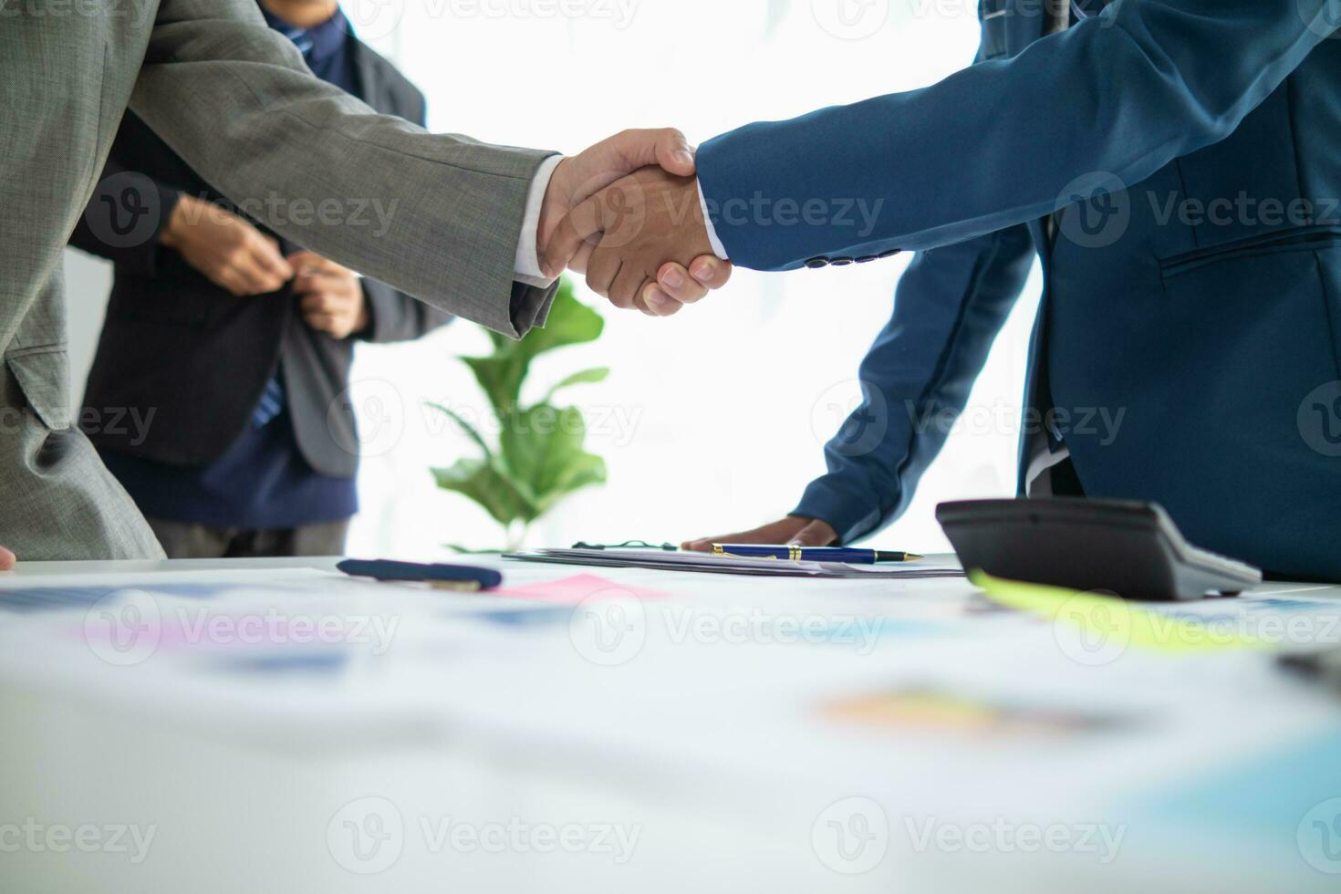 Businessmen and investors shake hands after attending  meeting with advisory team after receiving advice from  advisory team about jointly invested business. Businessmen Team handshake concept photo