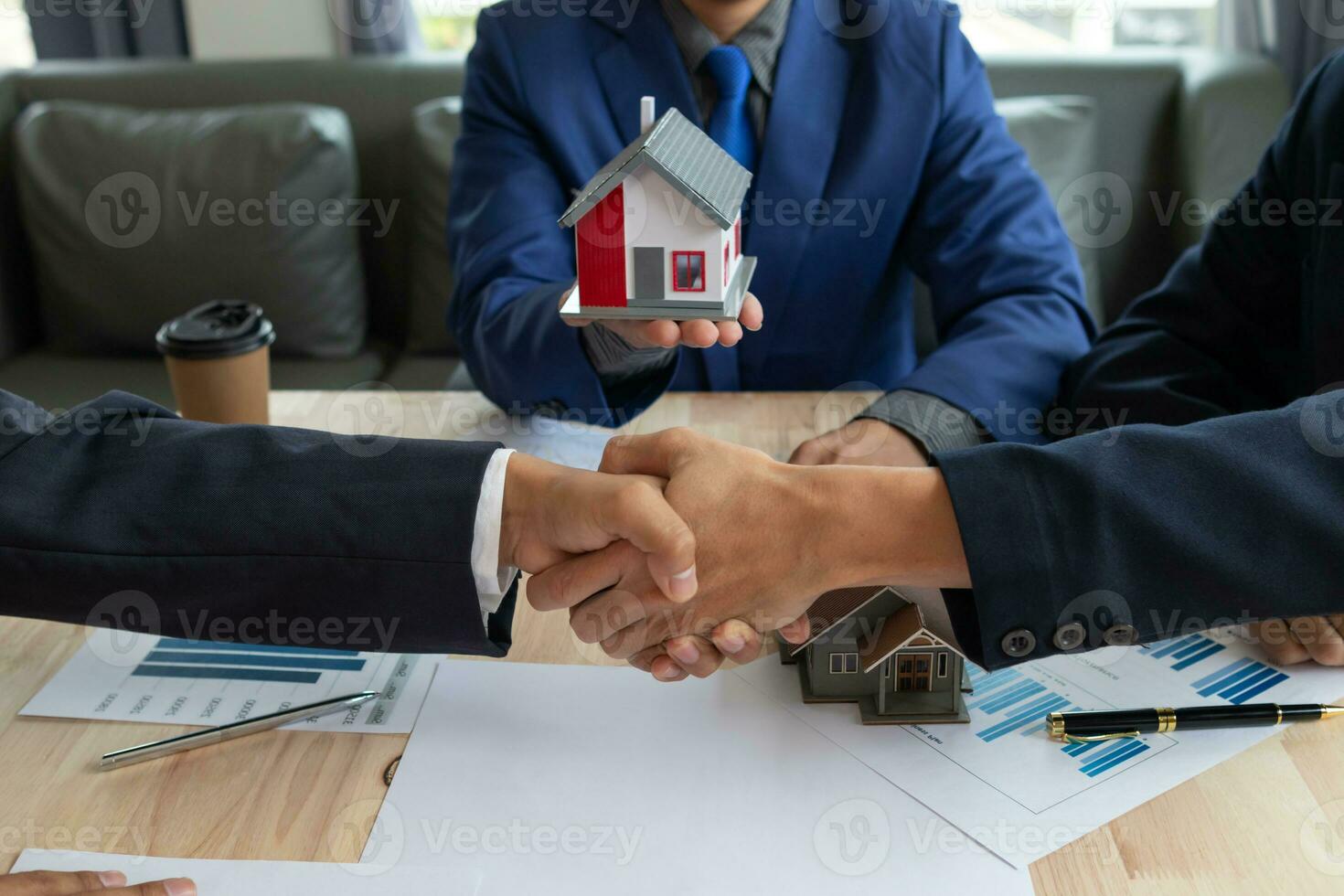 Businessmen and investors shake hands after attending  meeting with advisory team after receiving advice from  advisory team about jointly invested business. Businessmen Team handshake concept photo
