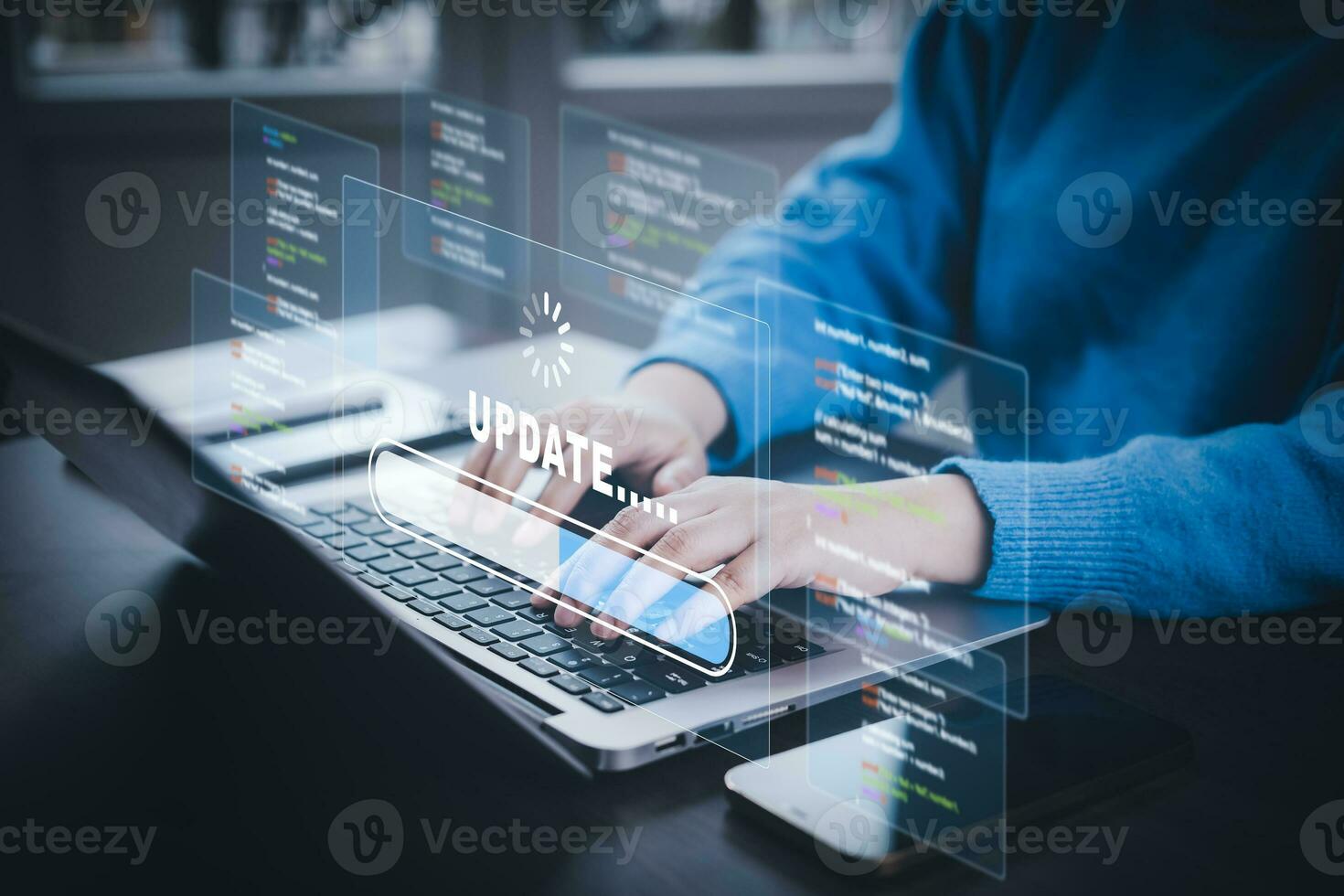 teléfono inteligente y ordenador portátil con actualizar software computadora programa potenciar negocio tecnología Internet, actualizar en virtual pantalla. Internet y tecnología concepto, cargando bar con instalando el actualizar, foto