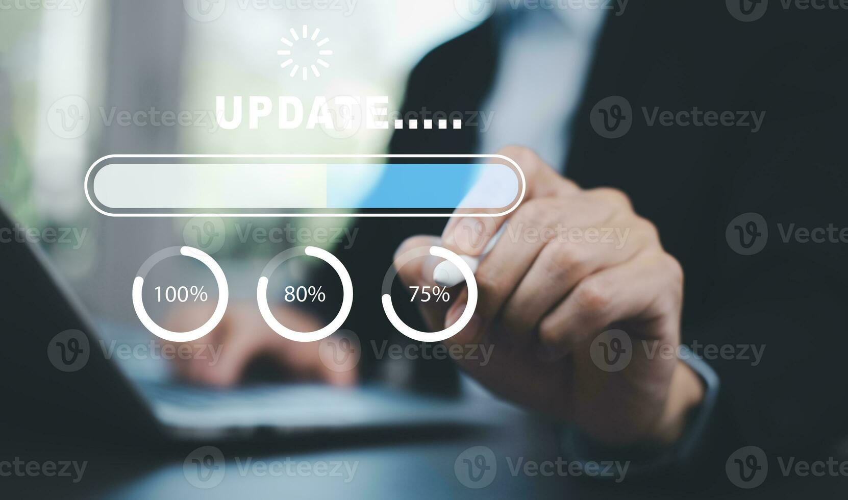 ordenador portátil con actualizar software computadora programa potenciar negocio tecnología Internet, actualizar en virtual pantalla. Internet y tecnología concepto, cargando bar con instalando el actualizar, foto