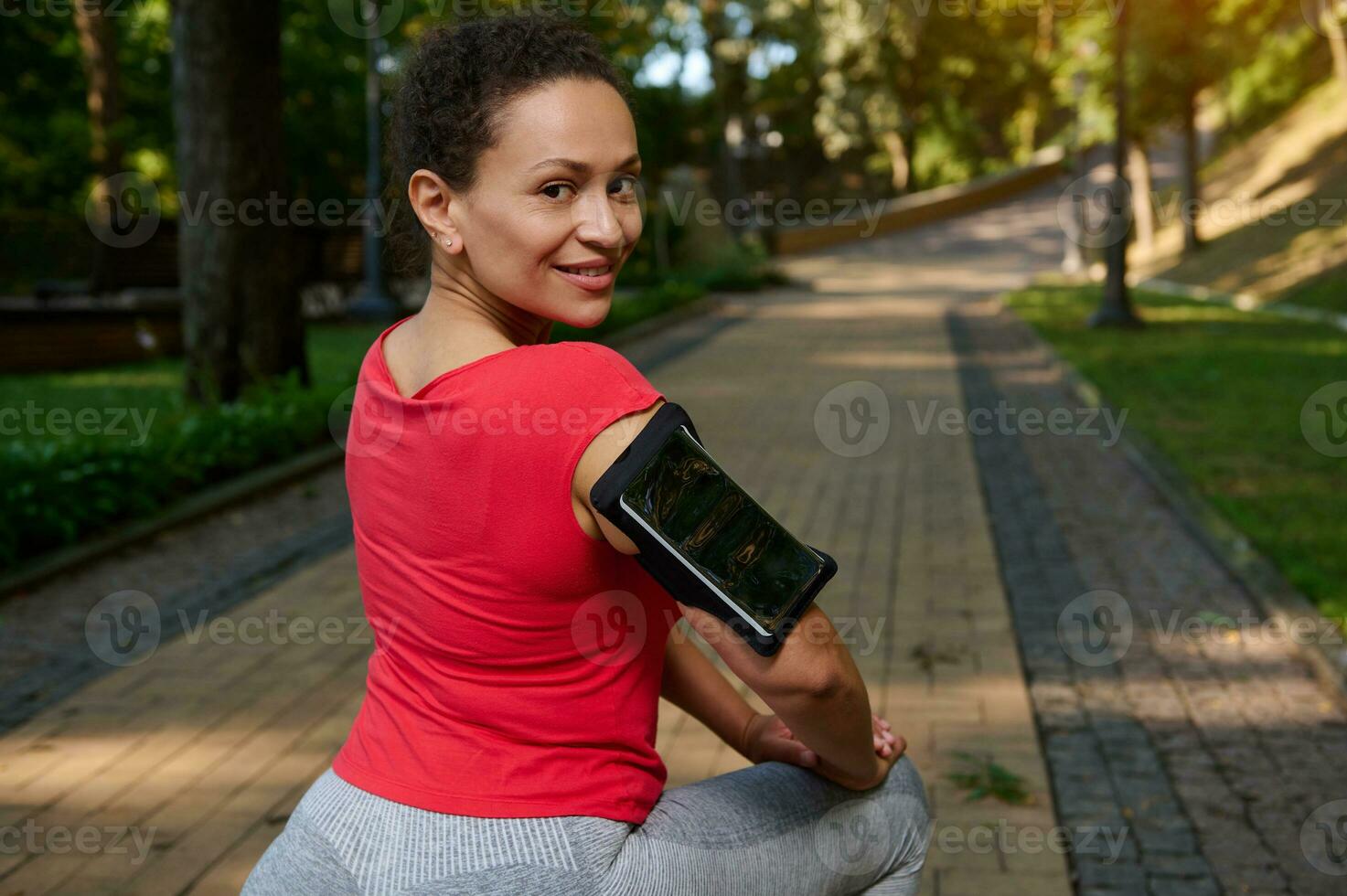 encantador medio Envejecido activo mujer en apretado ropa de deporte hacer ejercicio exterior. deporte, aptitud física, activo estilo de vida concepto foto