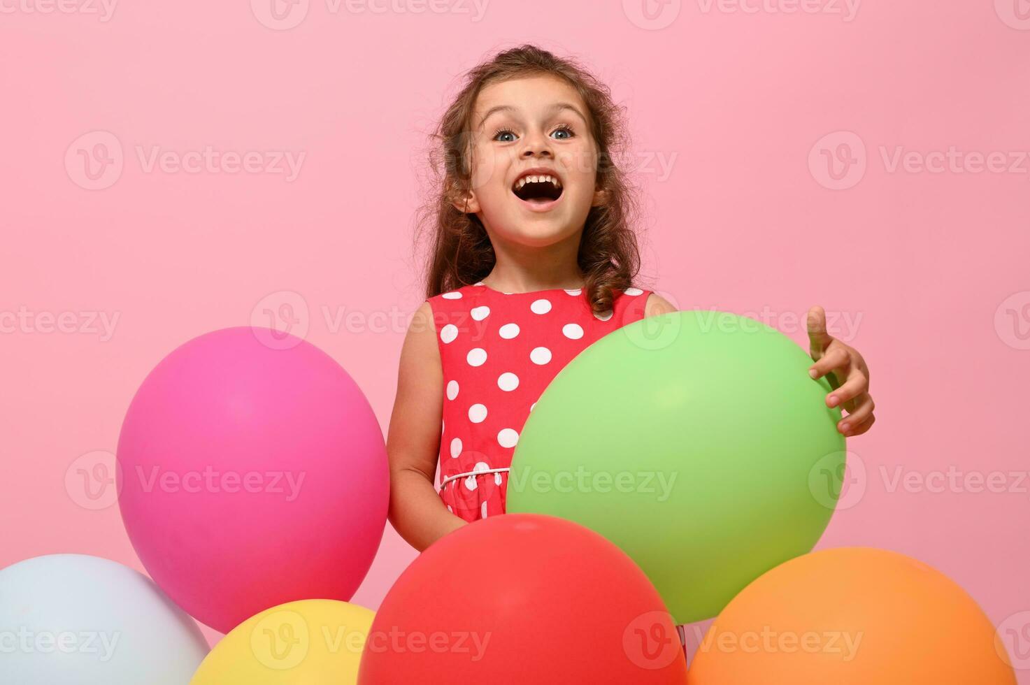 maravilloso cumpleaños bebé chica, 4 4 años niño abrazando vistoso globos,  regocijo mirando arriba, aislado terminado rosado antecedentes con Copiar  espacio. cumpleaños evento concepto, niños proteccion, contento mujer día  30197820 Foto de