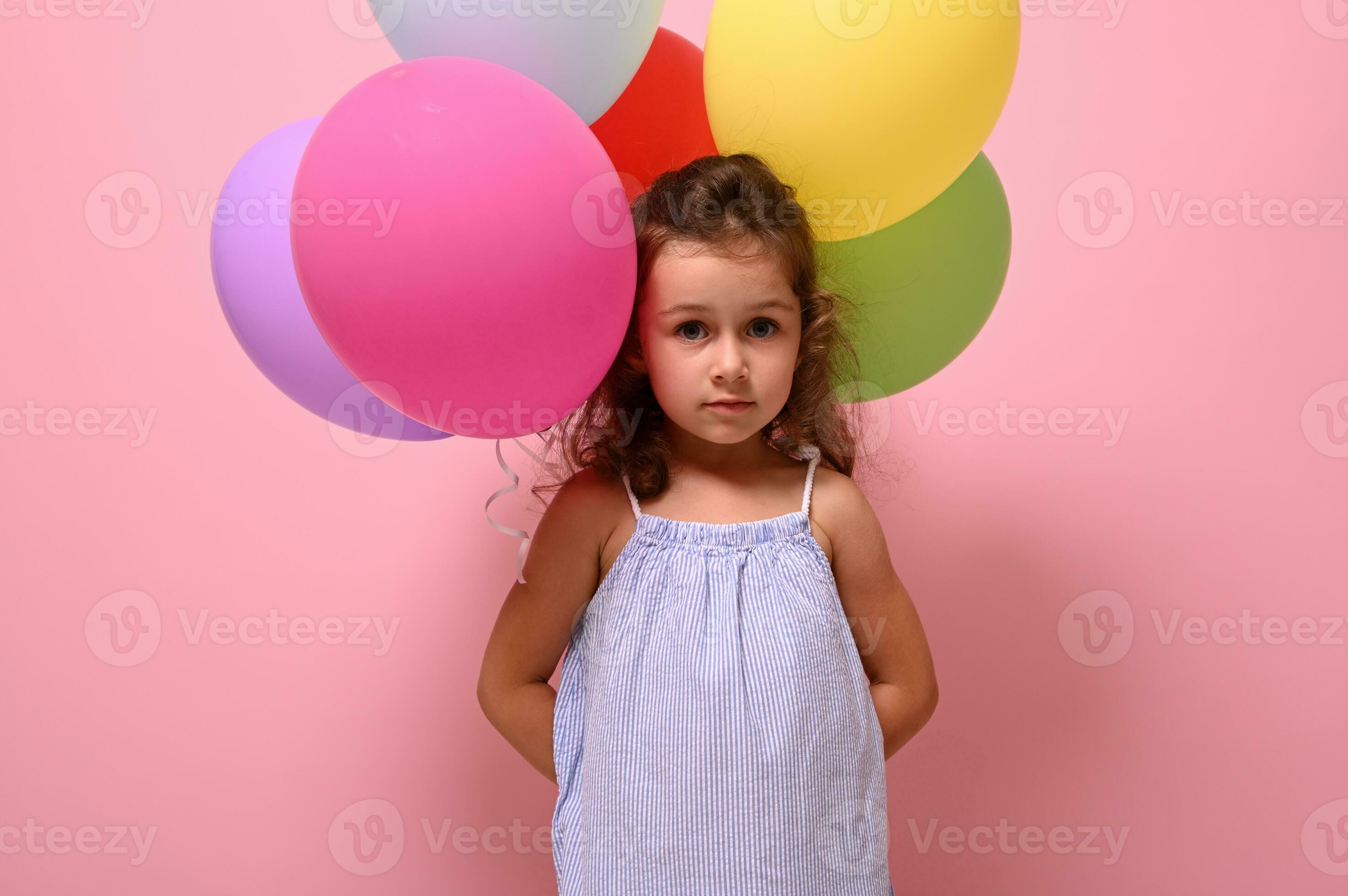 Retrato De Una Niña Pequeña Hermosa Y Confidente Con La Cámara