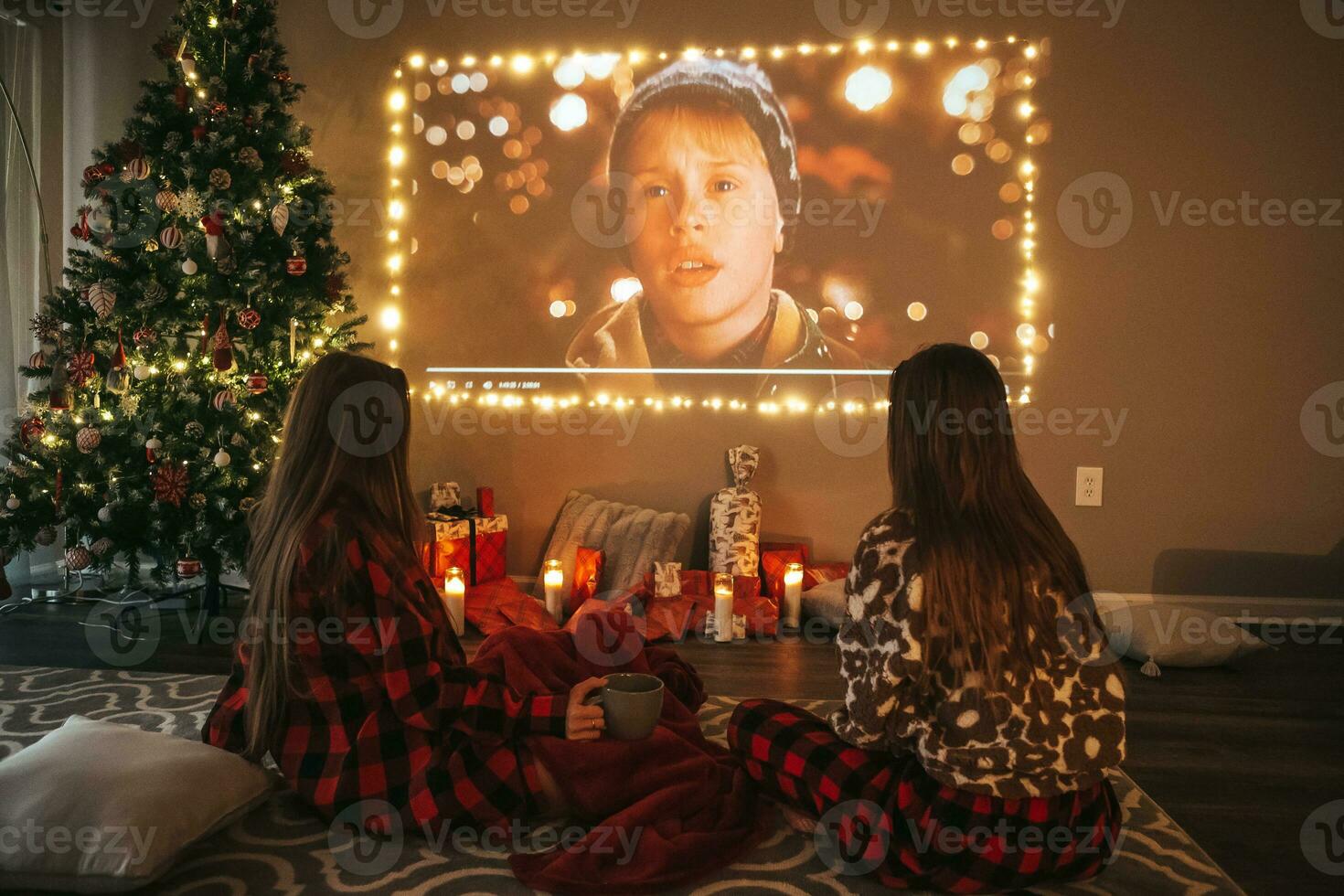 hermosas chicas adolescentes viendo películas de año nuevo en la víspera de navidad foto