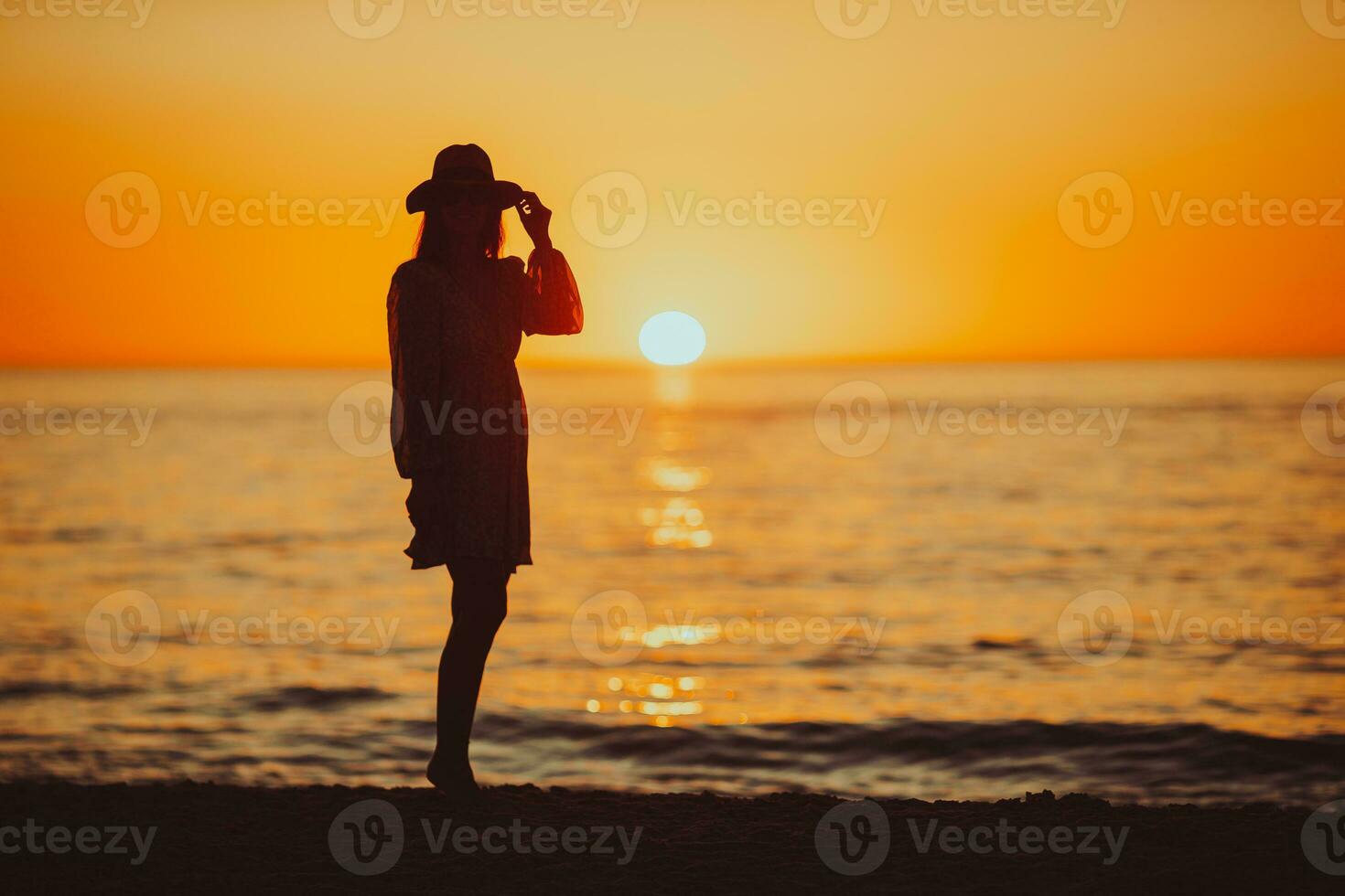 joven contento mujer en el playa disfrutar su verano vacaciones. hermosa mujer en sombrero es contento y calma en su permanecer en el playa foto