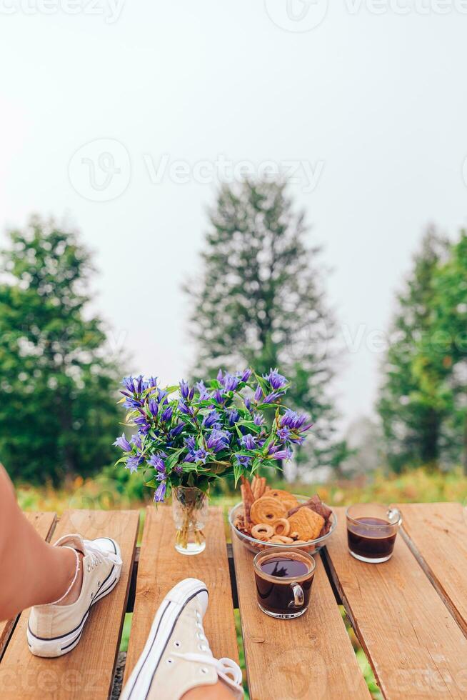 taza de café en el terraza terminado montañas paisaje foto