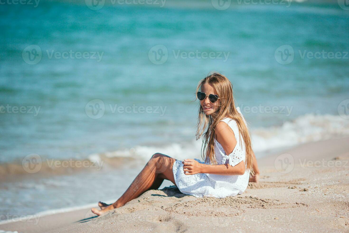 linda adolescente niña en el playa durante verano vacaciones foto