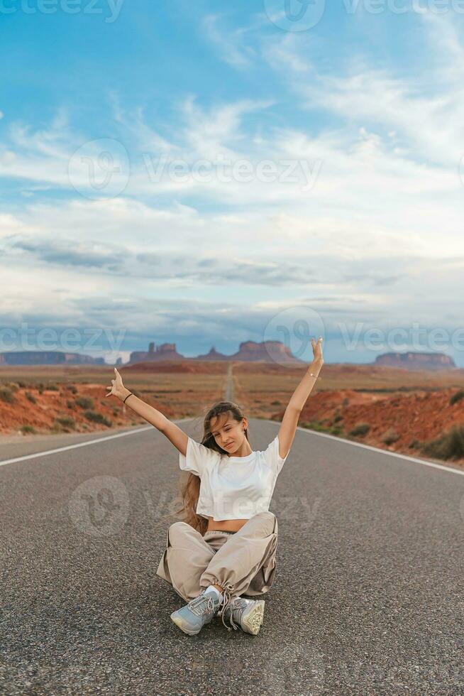 escénico autopista en Monumento Valle tribal parque en Utah. contento niña en famoso la carretera en Monumento Valle en Utah. foto