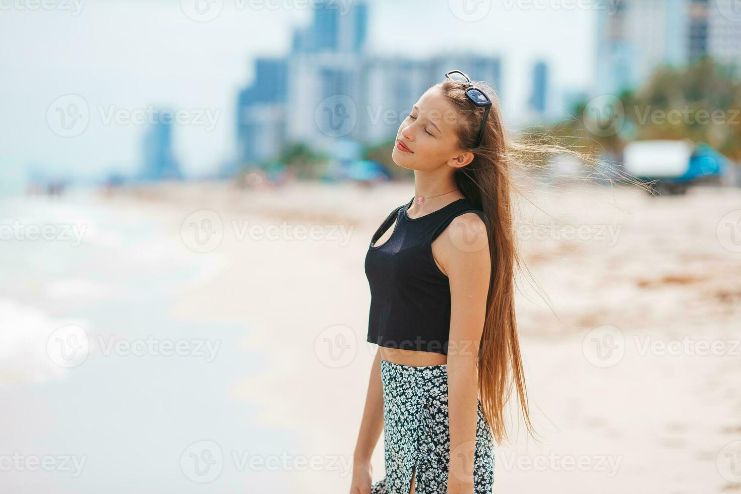 niña feliz disfrutar de vacaciones en la playa tropical foto