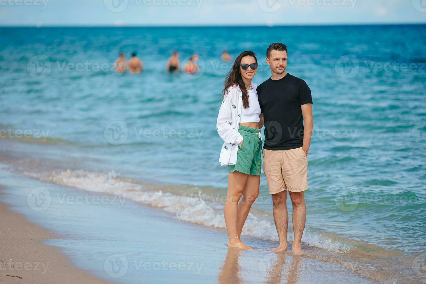 pareja joven en las vacaciones de playa en florida foto