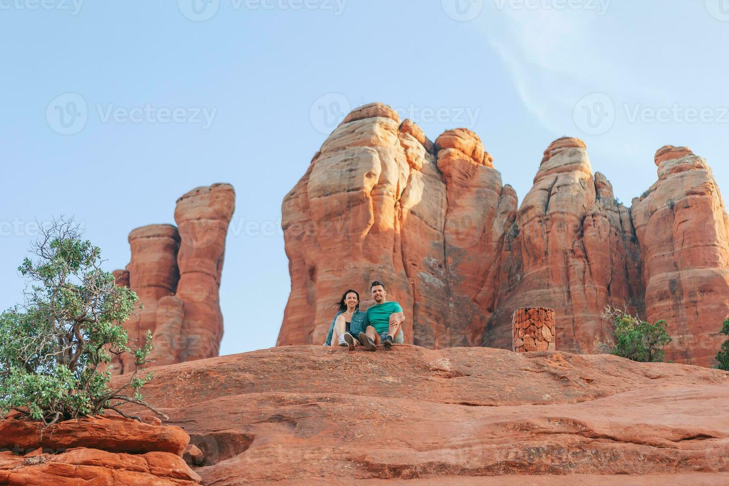 joven caminante mujer en el borde de un acantilado a catedral rock en sedona, Arizona. ver desde escénico catedral rock en sedona con azul cielo en Arizona foto