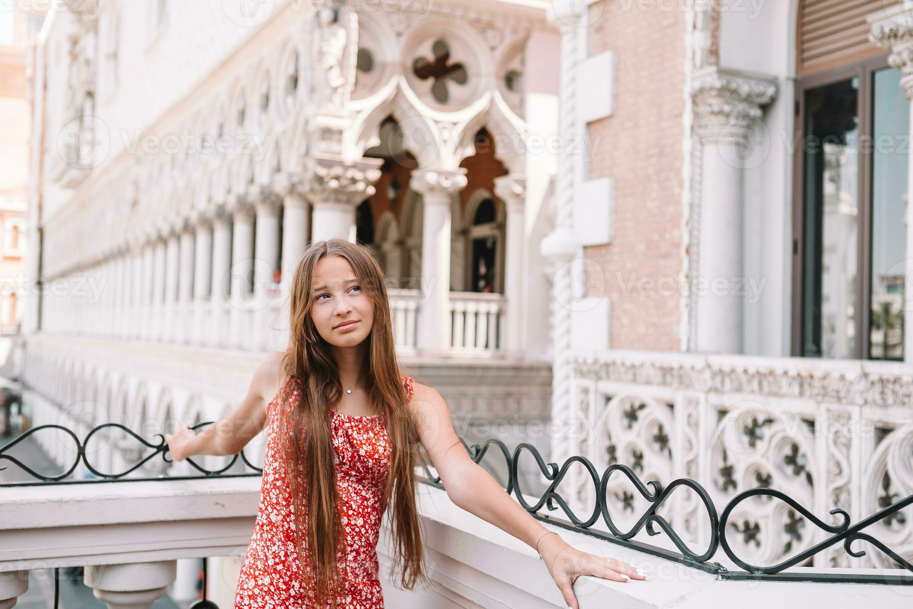 Beautiful young girl background the famous hotel in Las Vegas, standing in  the busy city. Famous tourist attraction in USA on vacation in Las Vegas.  30199972 Stock Photo at Vecteezy
