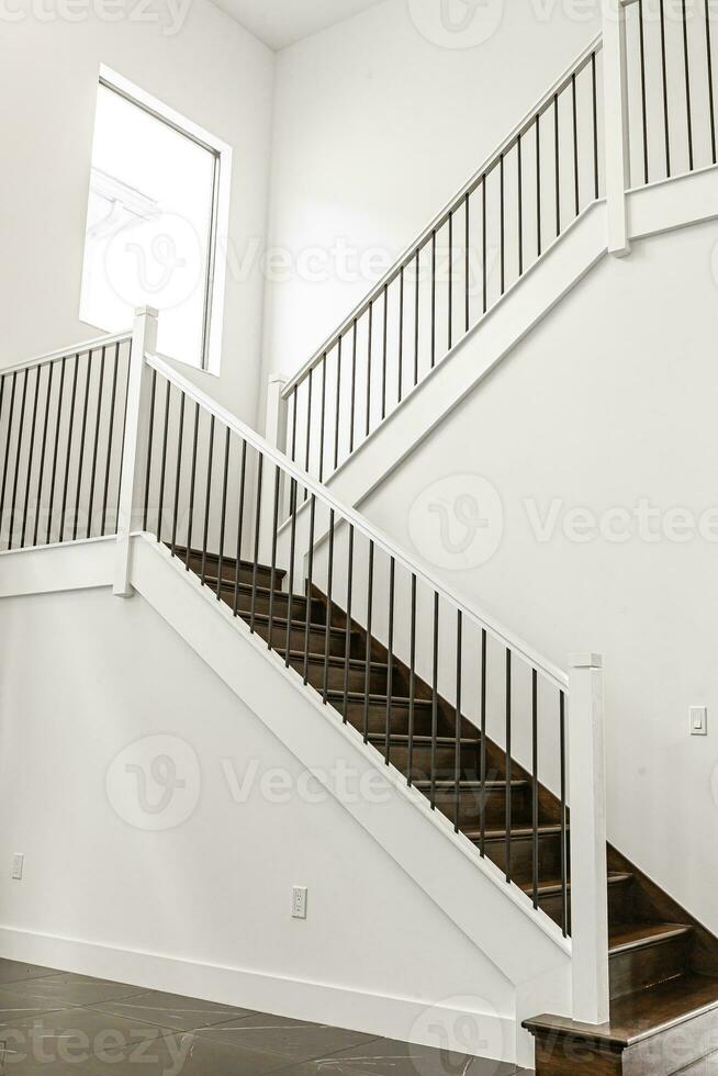 moderno blanco de madera escalera en nuevo casa interior con grande ventanas foto
