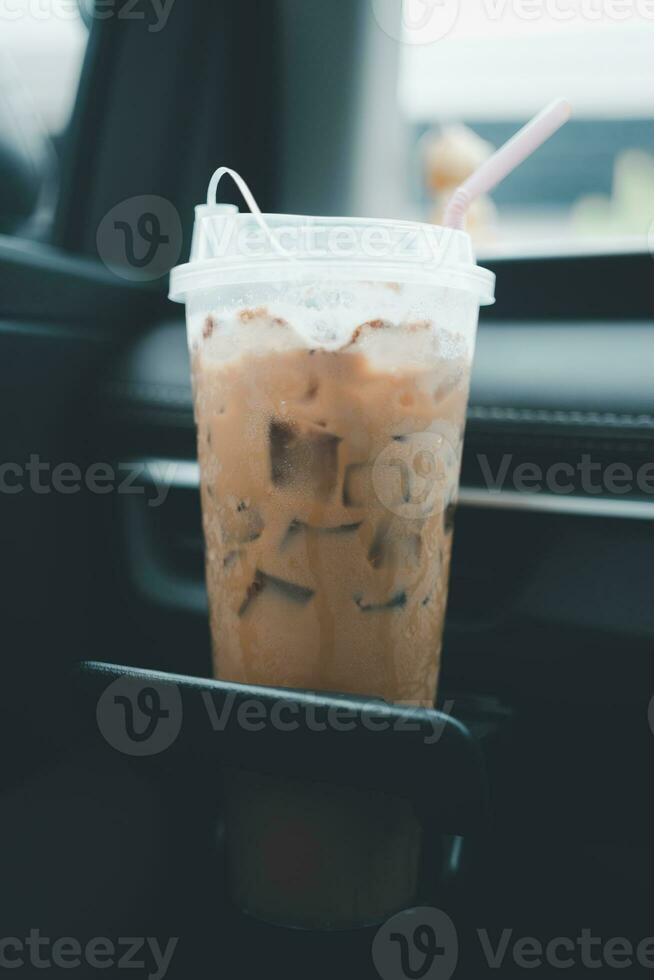 con hielo café moca en taza poseedor en el consola coche. café Bebiendo mientras conduciendo. foto