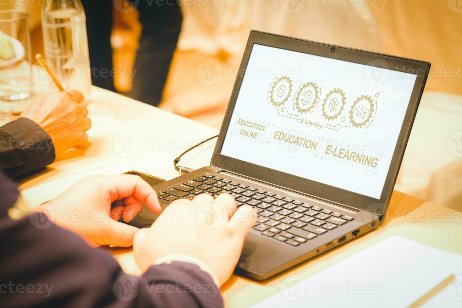 adulto hombre utilizando ordenador portátil computadora con pantalla de aprendiendo, en línea examen, examen conocimiento y en línea aprendiendo. foto