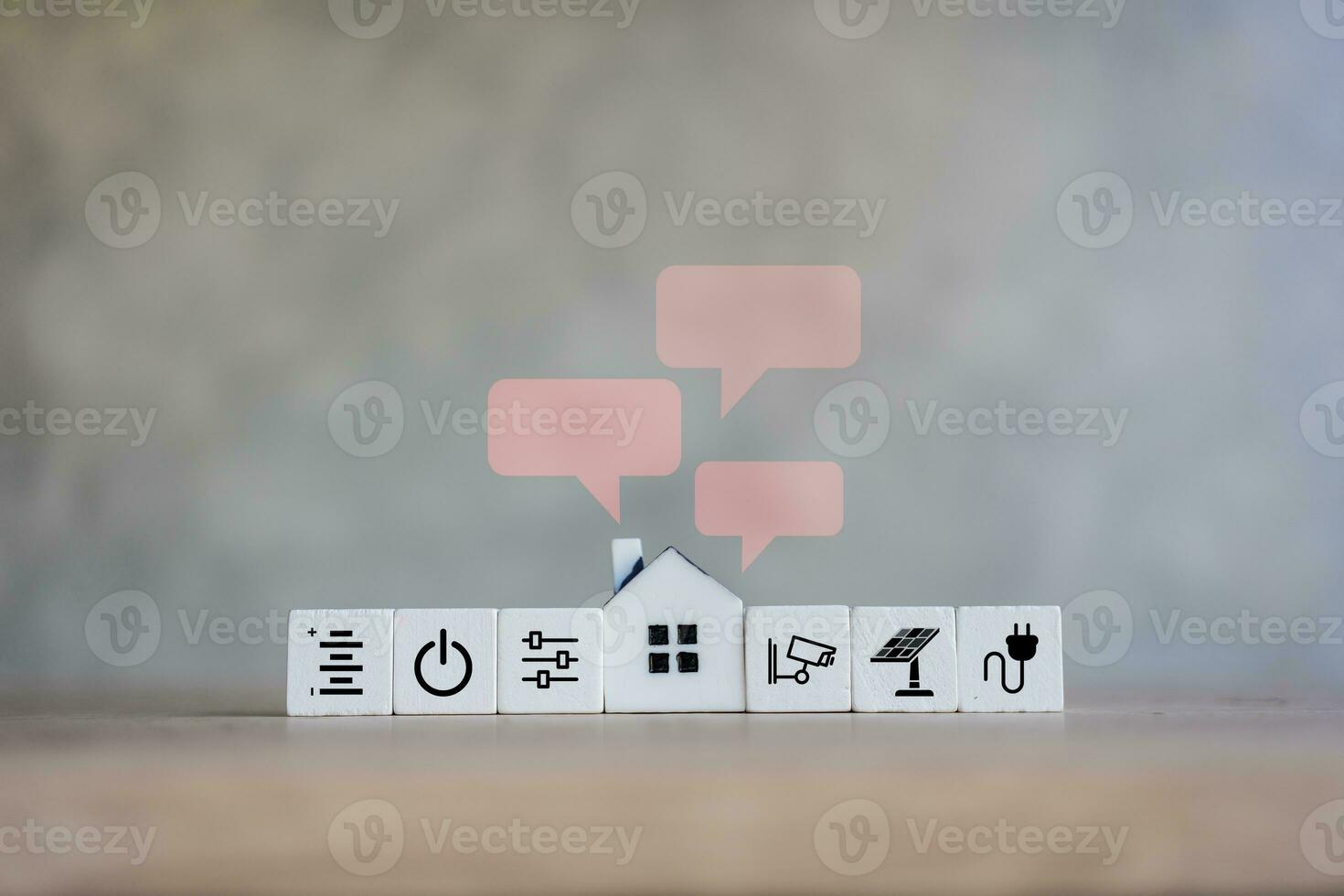 íconos de tecnología de inteligente hogar en madera bloquear con vacío habla burbuja foto