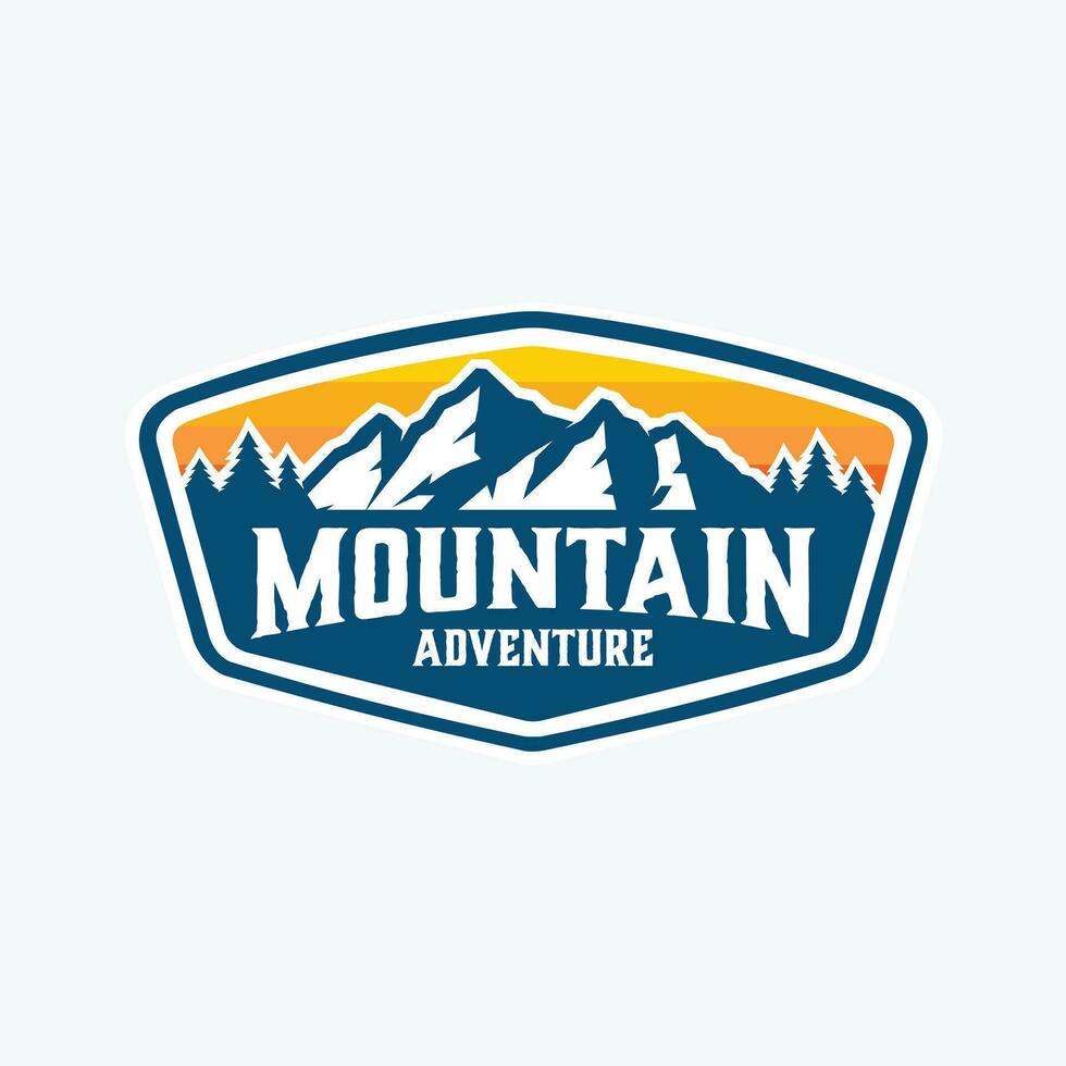 montaña aventuras logo vector Insignia emblema diseño modelo conjunto aislado