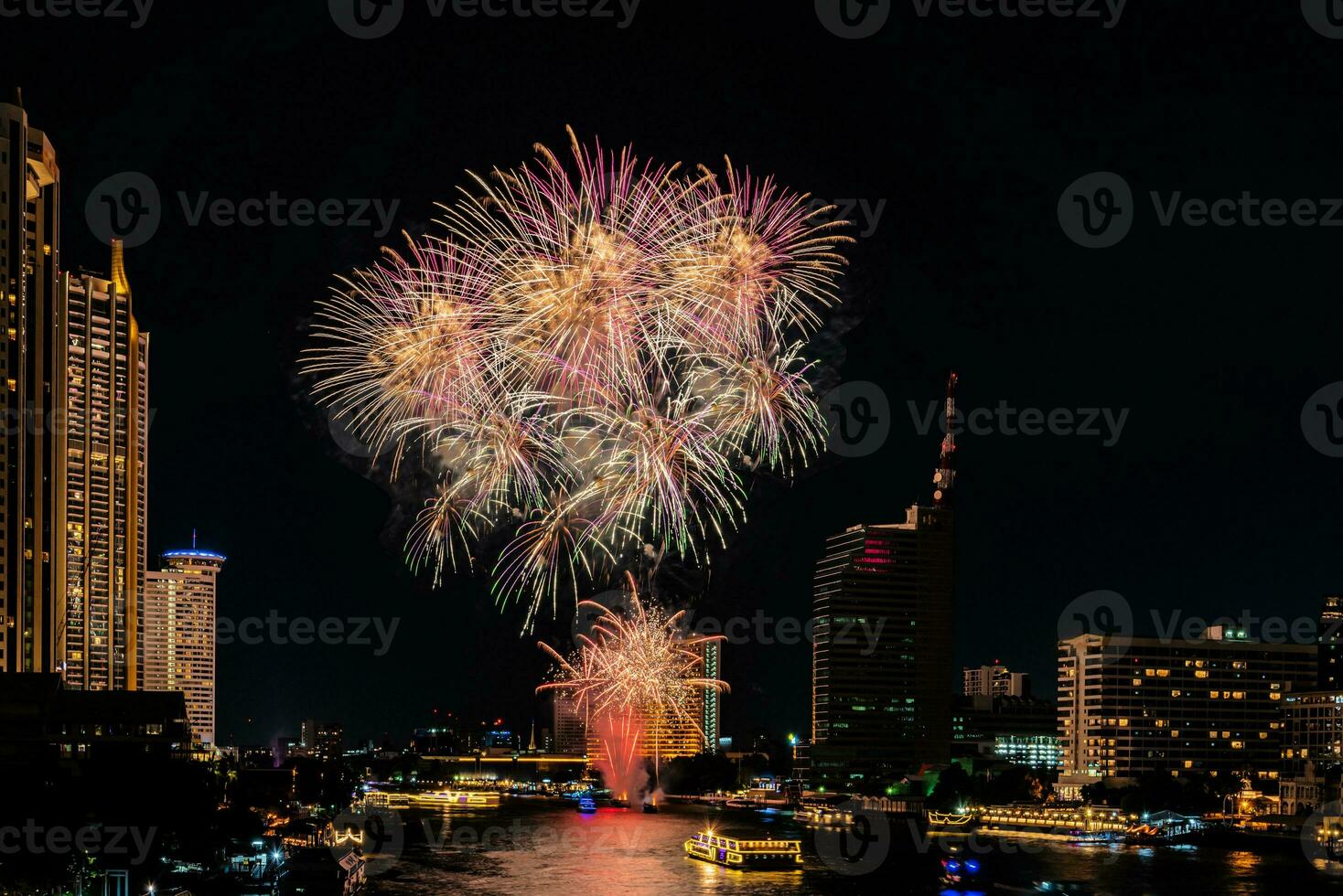 fuegos artificiales en el río en el cielo oscuro foto