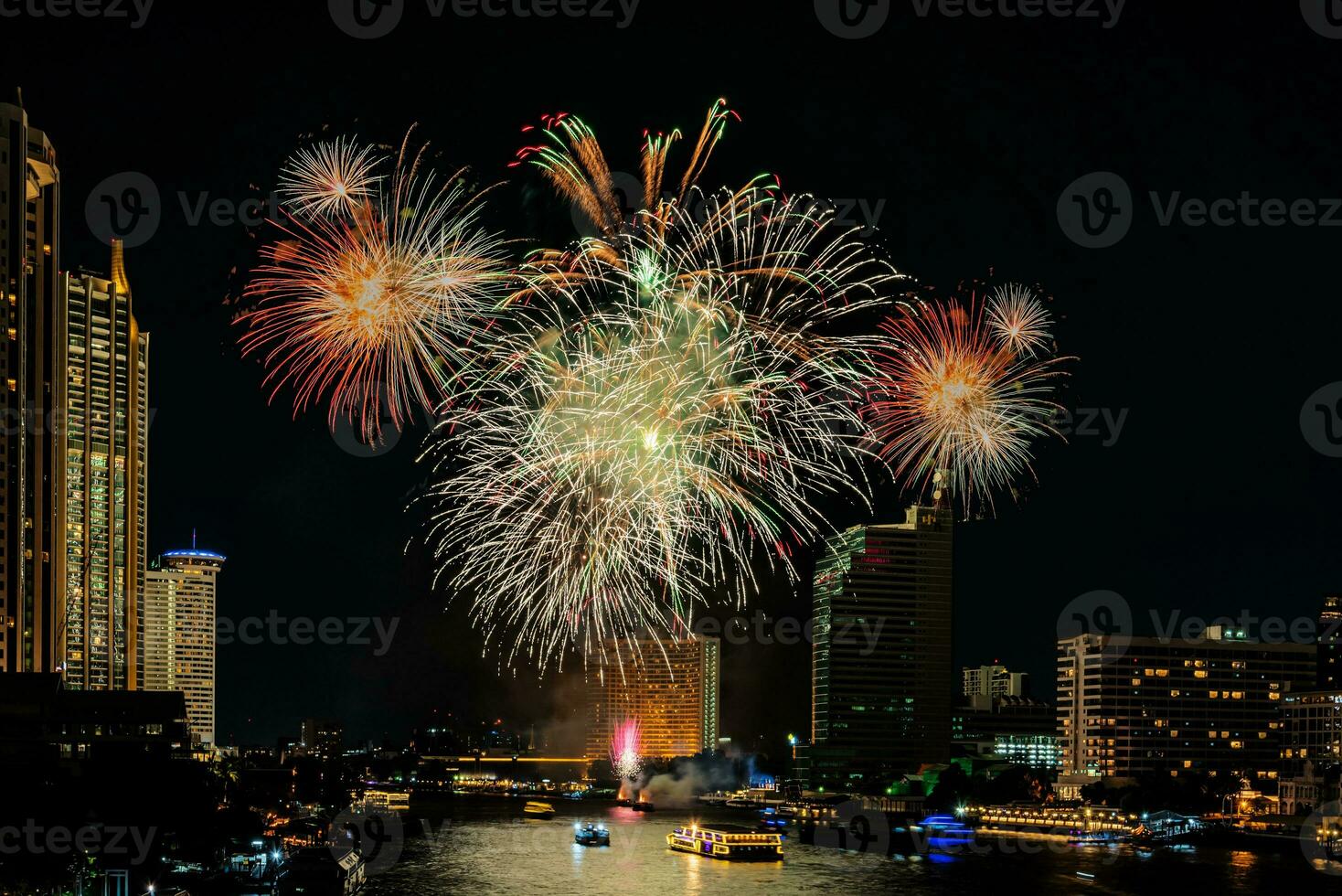 fuegos artificiales en el río en el cielo oscuro foto