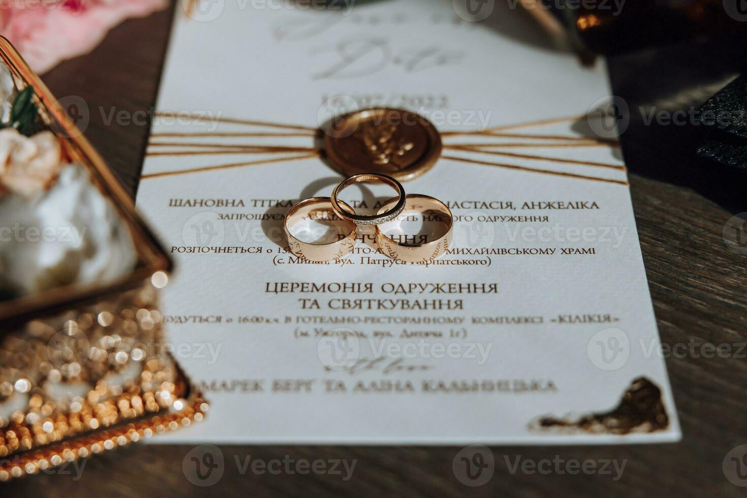 Mañana novio y detalles, detalles de el novio marrón. Boda detalles, oro Boda anillos Boda accesorios. ramo de flores y accesorios de novia y novio. Boda detalles foto