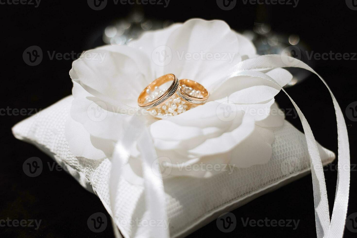Boda anillos antecedentes. oro Boda anillos en el acerico. el de la novia Boda anillo en un Boda blanco almohada foto