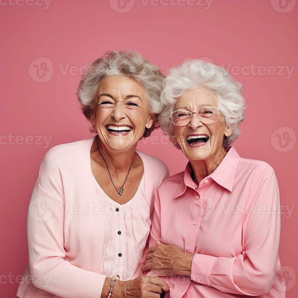 fotorrealista imagen de dos mayor mujer, amigos en un rosado antecedentes. alegre mayor mujer sonriente, reír. ai generado foto