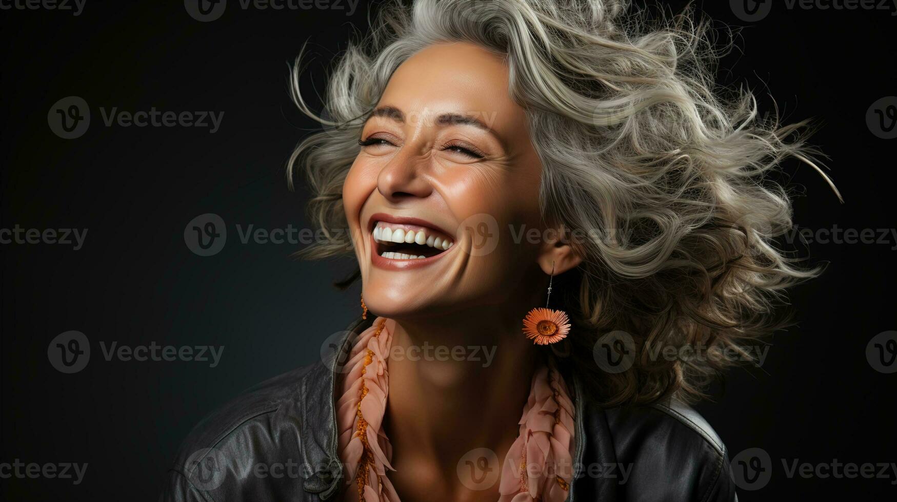 hermosa mayor modelo mujer en su Años 50 60s con gris pelo riendo y sonriente en contra un oscuro fondo, abrazando belleza, confianza, y alegre envejecimiento en contento Jubilación, ai generativo foto