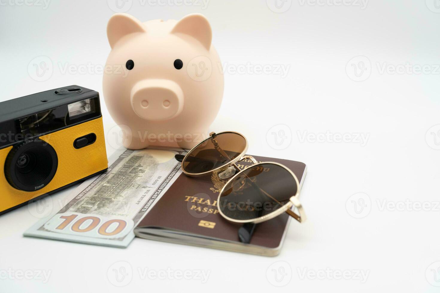 viaje planificación y presupuesto concepto. película cámara, pasaporte, calculadora, cerdito banco y coleccionar dinero para vacaciones viaje. preparando para vacaciones. foto